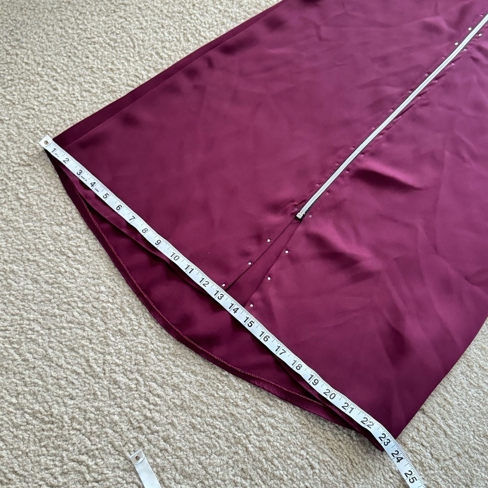 Burgundy Dress Abaya with Patterned Accents - Picture 5 of 8
